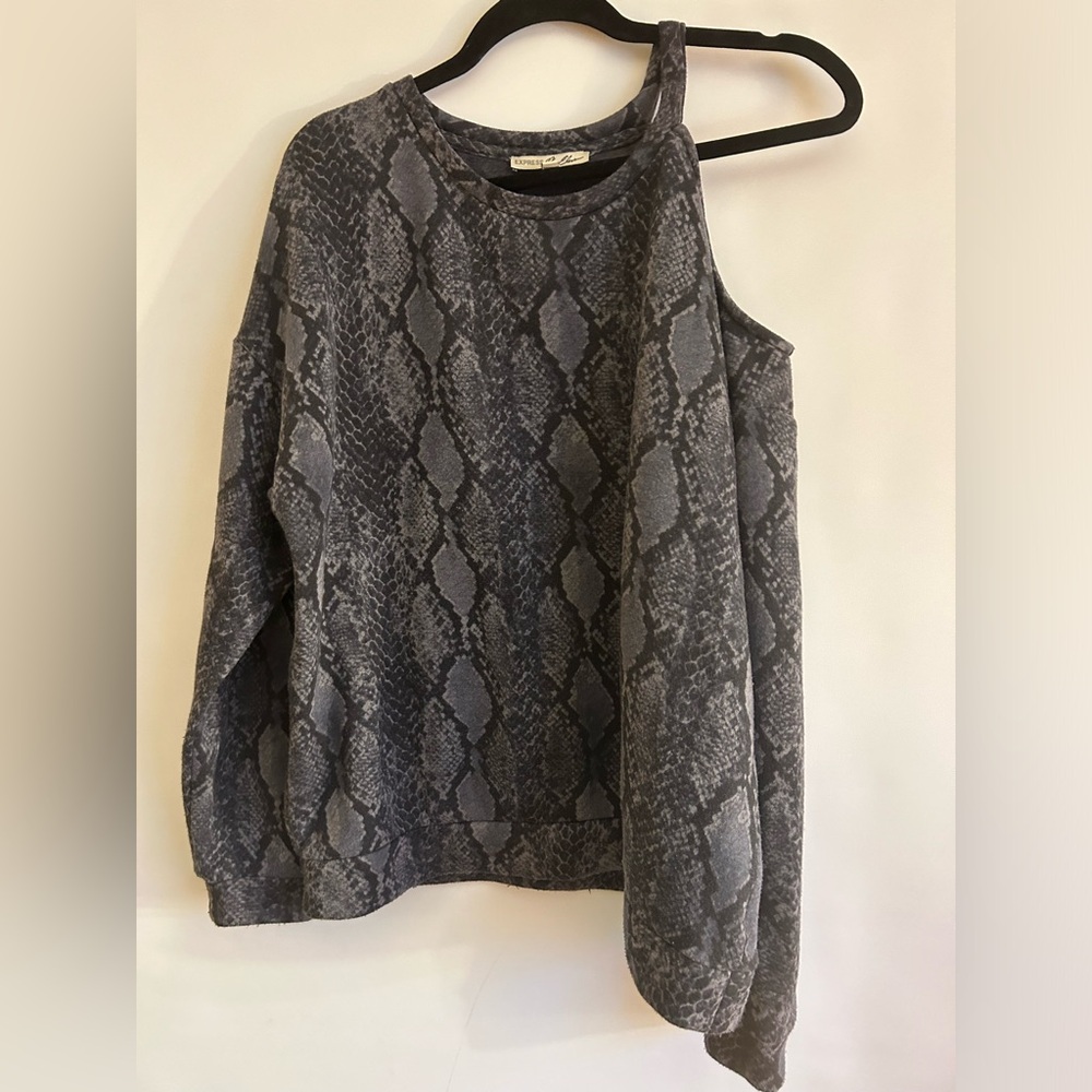 EXPRESS ONE ELEVEN SNAKESKIN STYLE PRIN DARK GREY OFF SHOULDER LEFT SWEATSHIRT